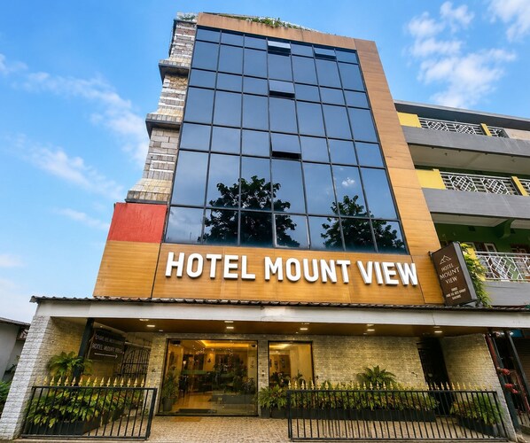 Um edifício de hotel com uma placa de destaque que diz 'HOTEL MOUNT VIEW'.