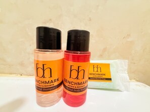 Dos botellas de champú y gel de baño herbales de Benchmark Hotels & Resorts, y una pastilla de jabón.