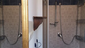 A bathroom with two shower stalls, a bathtub, and a toilet. - 5 minutes from the square and the airport (Terrasini)