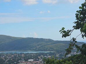 Eine Küstenstadt mit Blick auf das Meer und Hügel im Hintergrund.