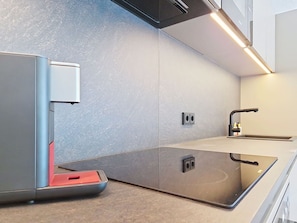 Eine moderne Küche mit glatter Arbeitsplatte, integrierten Geräten und einem minimalistischen Design.