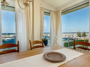 A dining area with a view of a marina. - 4 ,,ut de Franzosentid (Kuehlungsborn)