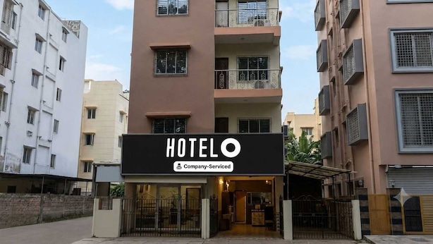 Un edificio de hotel de varios pisos con balcones y un letrero que indica que ofrece servicios de empresa.