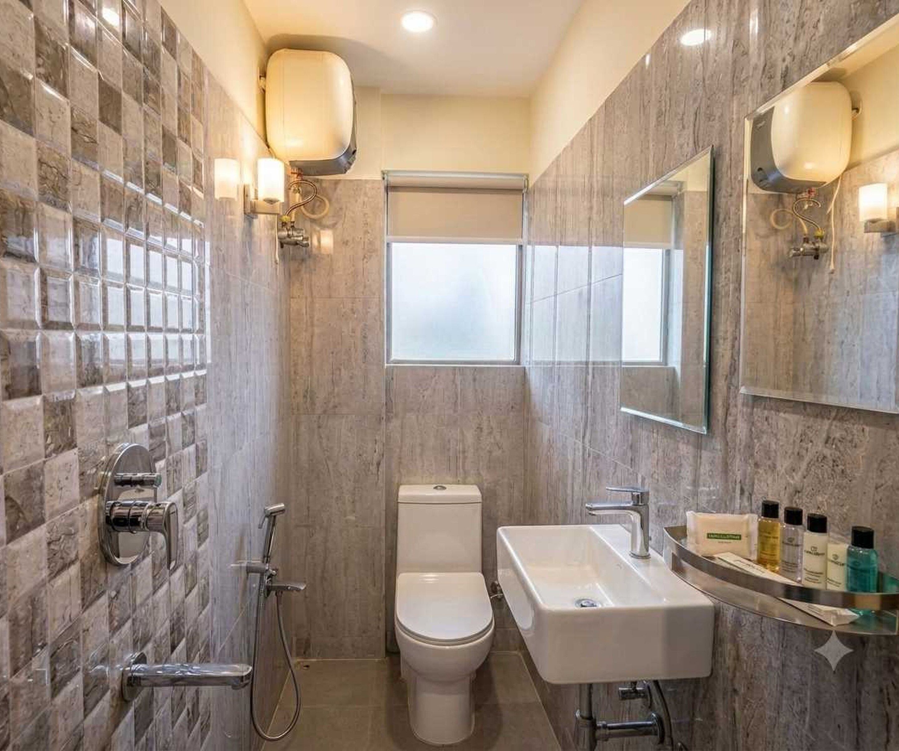 Un baño con ducha, inodoro, lavamanos y ventana.