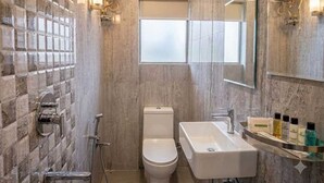 Un baño moderno con ducha, inodoro y lavamanos.