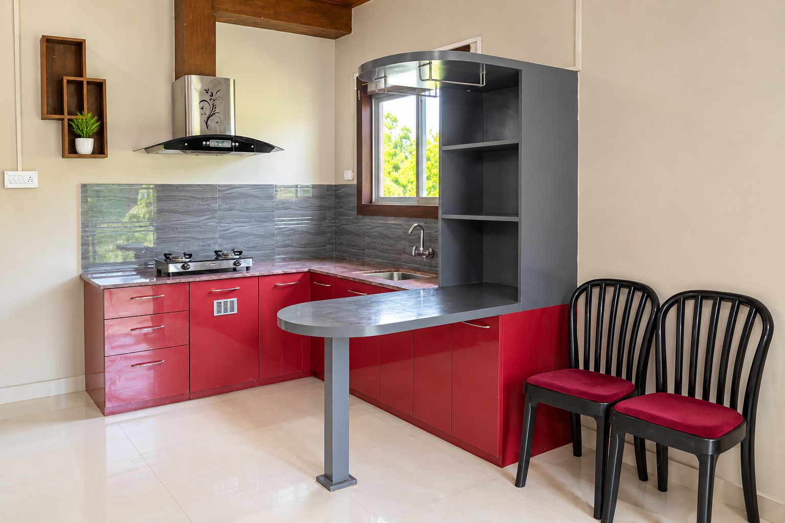 Una cocina moderna con armarios rojos, una estufa de acero inoxidable y una isla empotrada con asientos.
