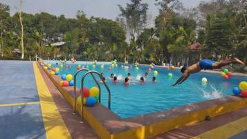 2 outdoor pools