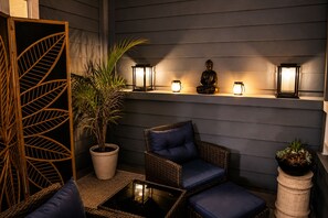 A cozy outdoor seating area with wicker furniture and potted plants. - Lux Pacific Beach - Rooftop Terrace, Walk to Sand (San Diego)