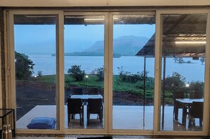 Biệt thự, quang cảnh hồ | Khu ăn uống