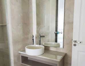 Buồng tắm vòi sen, đồ dùng nhà tắm miễn phí 