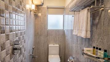 Ein Badezimmer mit Toilette, Dusche und Handtuchhalter.