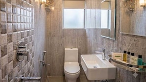 Un baño moderno con ducha, inodoro y lavamanos.