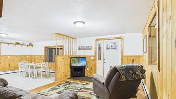 Una sala de estar amoblada con sofá, sillón y televisor.