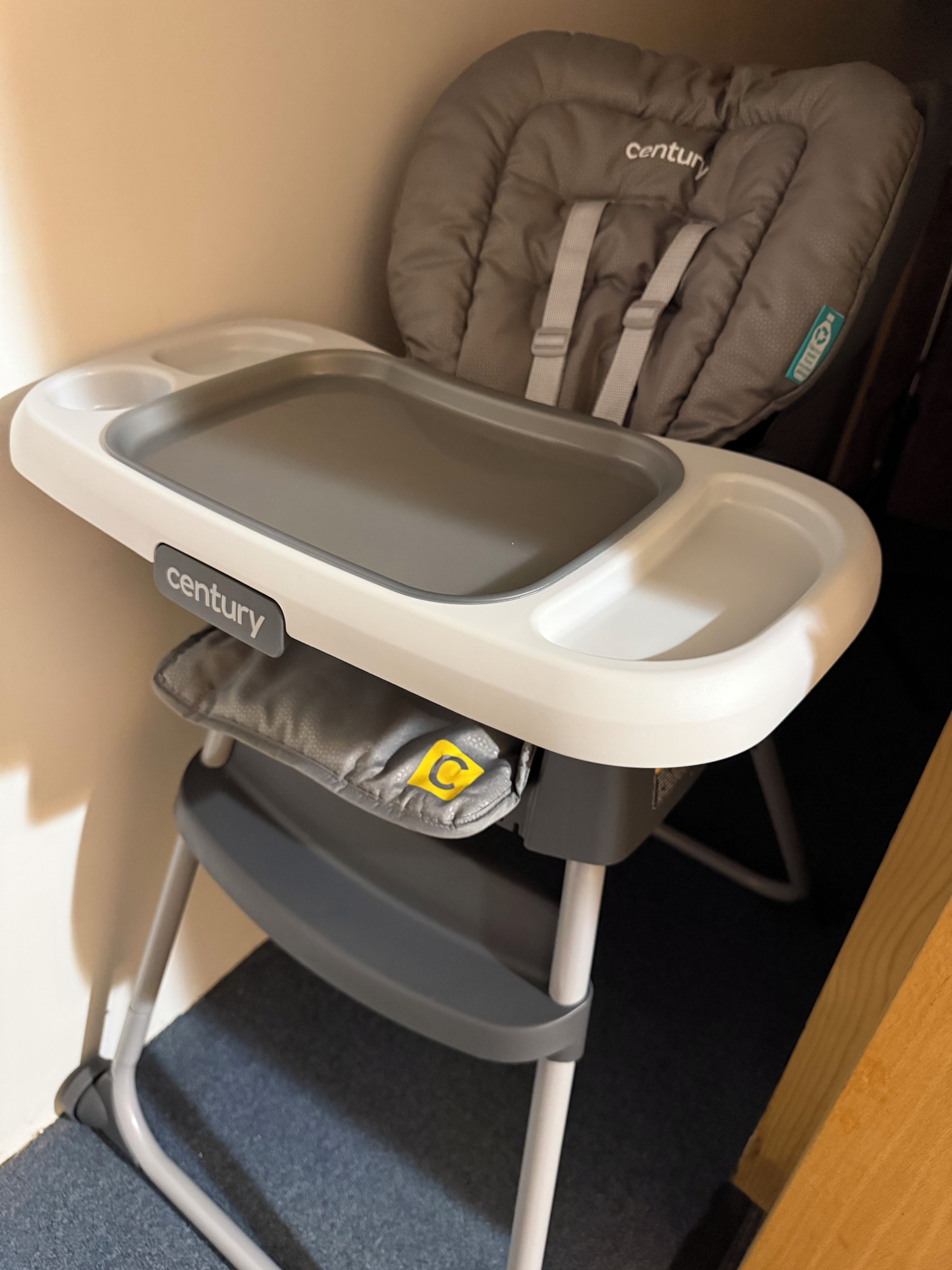 En babystol med bakke og sæde med teksten 'century'.