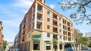 Un immeuble à plusieurs étages portant une enseigne indiquant « Appartements de qualité ».
