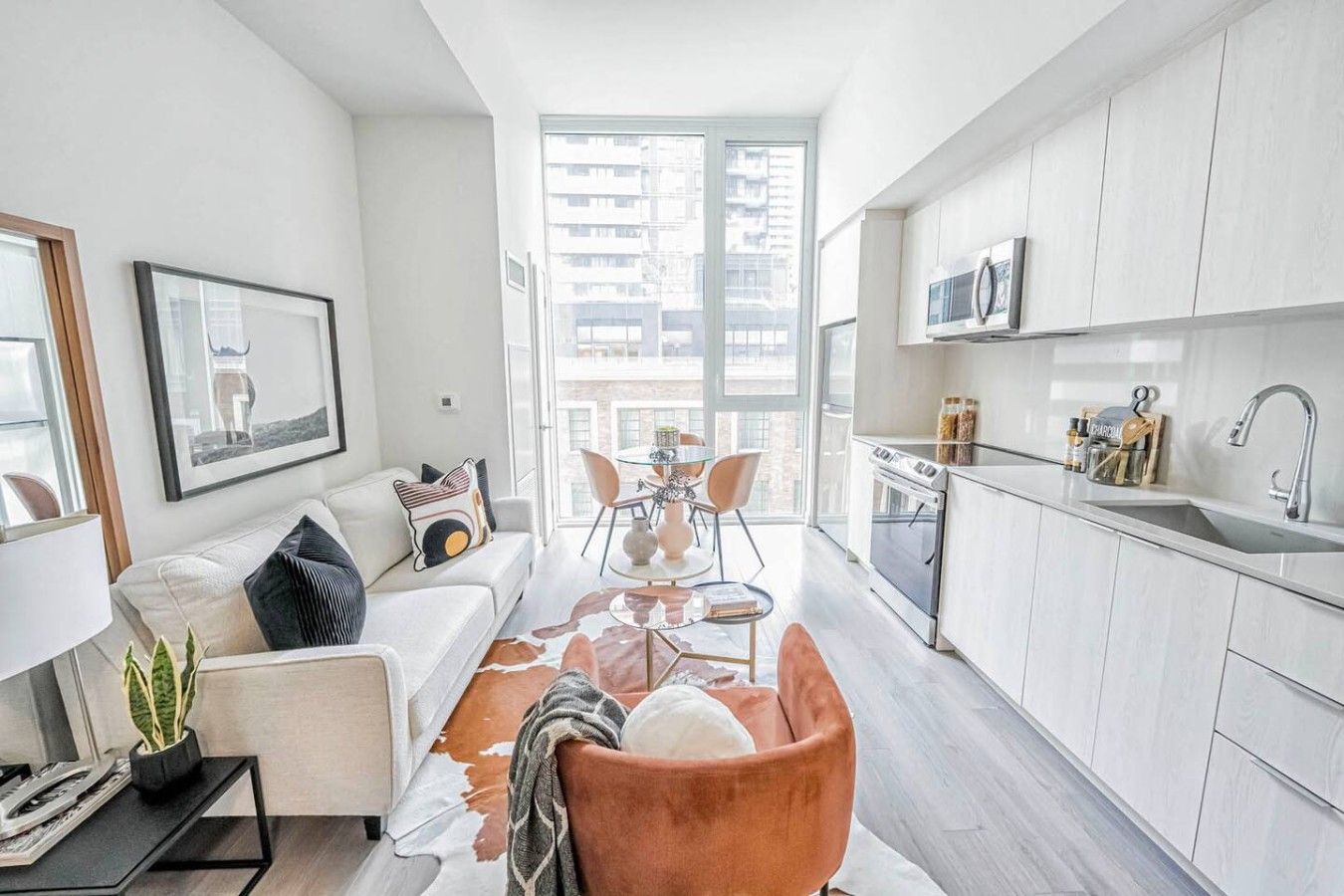 Un appartement moderne comprenant un salon, un coin repas et une cuisine.