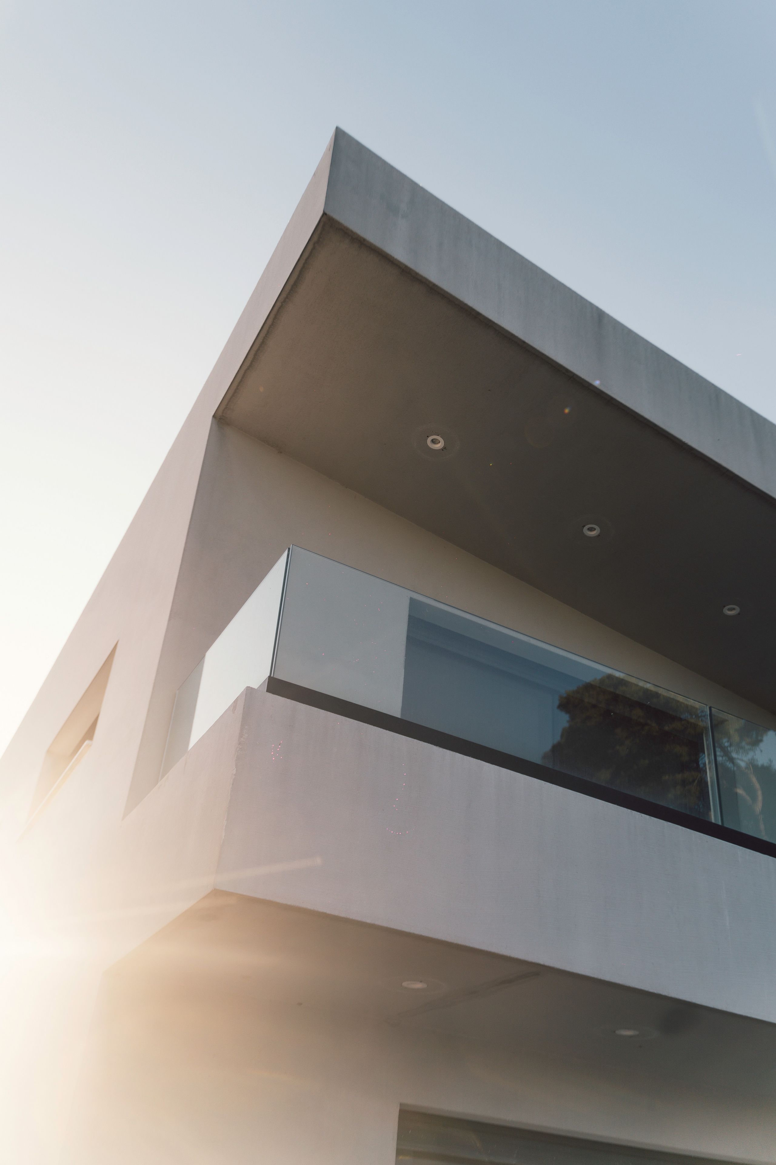 Un bâtiment moderne doté d’un toit plat et de grandes fenêtres.