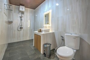 Et stilfuldt badeværelse med bruser, toilet og håndvask.