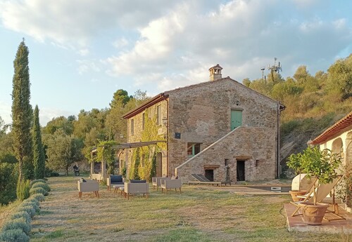 Villa with a pool, garden, and BBQ in the hills overlooking Lake Trasimeno, between Umbria and Tuscany