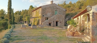 Villa with a pool, garden, and BBQ in the hills overlooking Lake Trasimeno, between Umbria and Tuscany