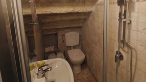 Shower, hair dryer, bidet, towels - Vrbo Property (San Gregorio)