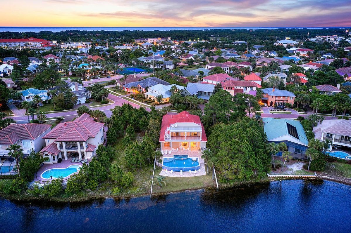 Un quartier résidentiel avec des maisons, une piscine et un accès au bord de l’eau.