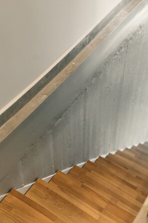 Eine Treppe mit Holzsitzen und einer grauen Wand.