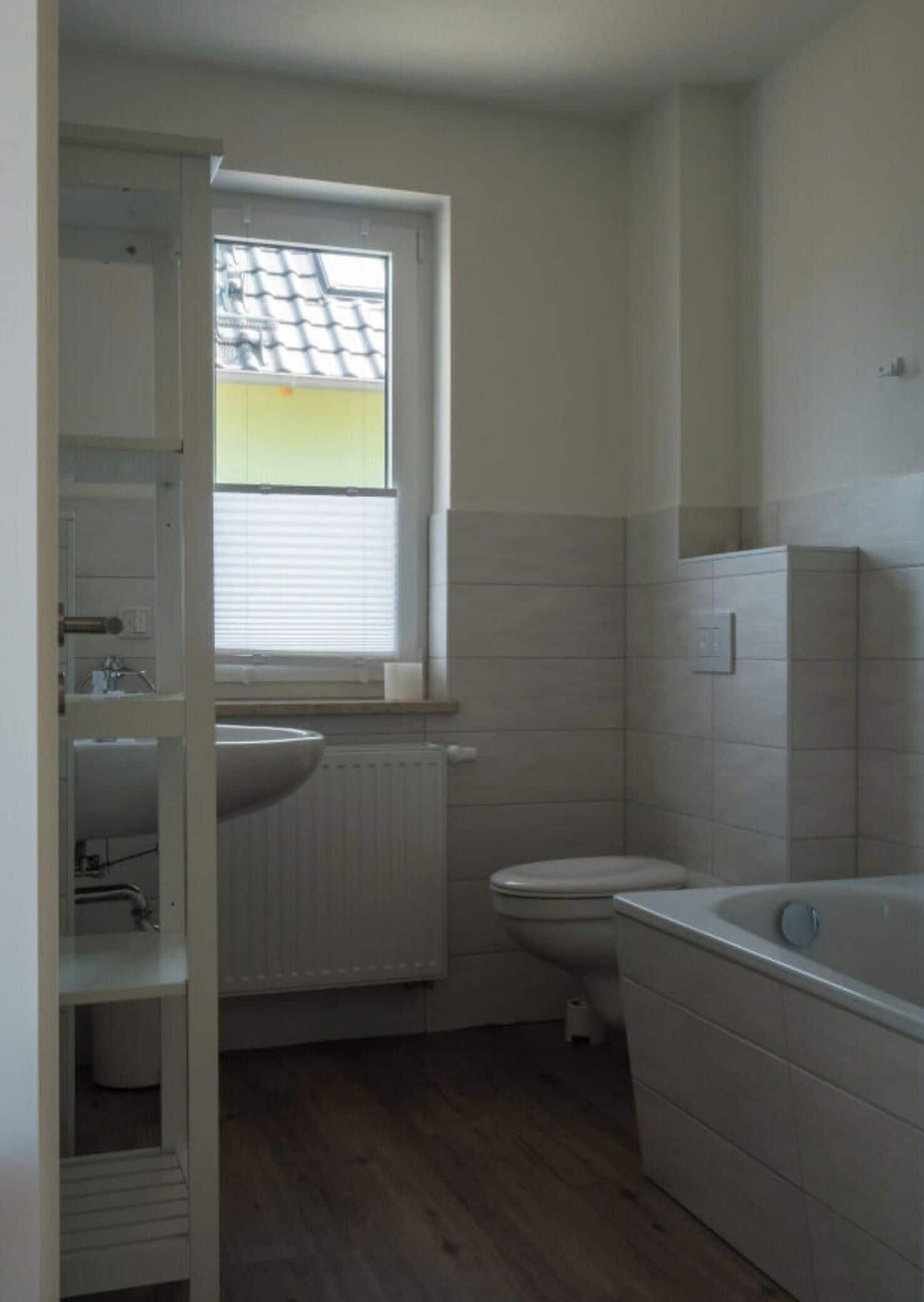 Un baño con inodoro, lavabo y bañera.