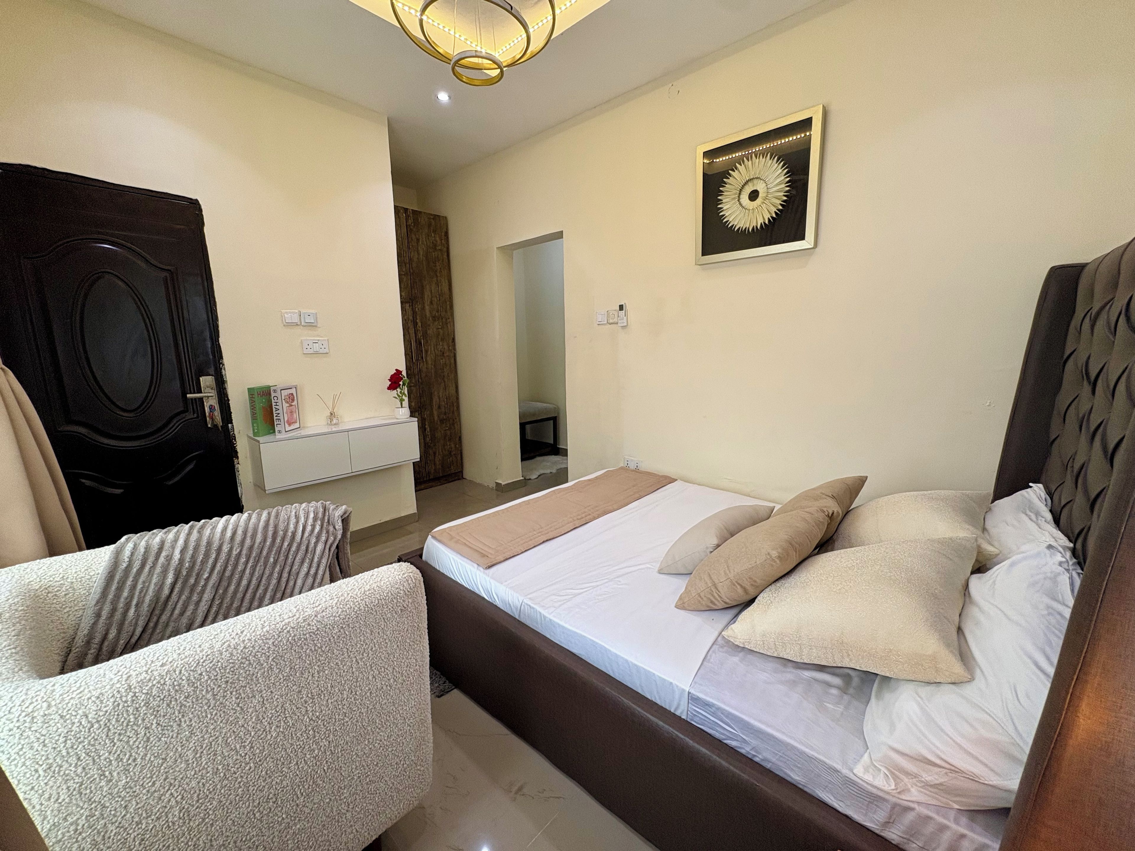 Iron/ironing board, internet, bed sheets