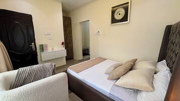 Iron/ironing board, internet, bed sheets