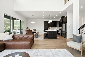 Ein modernes Interieur mit Wohnbereich, Essbereich und Küche.