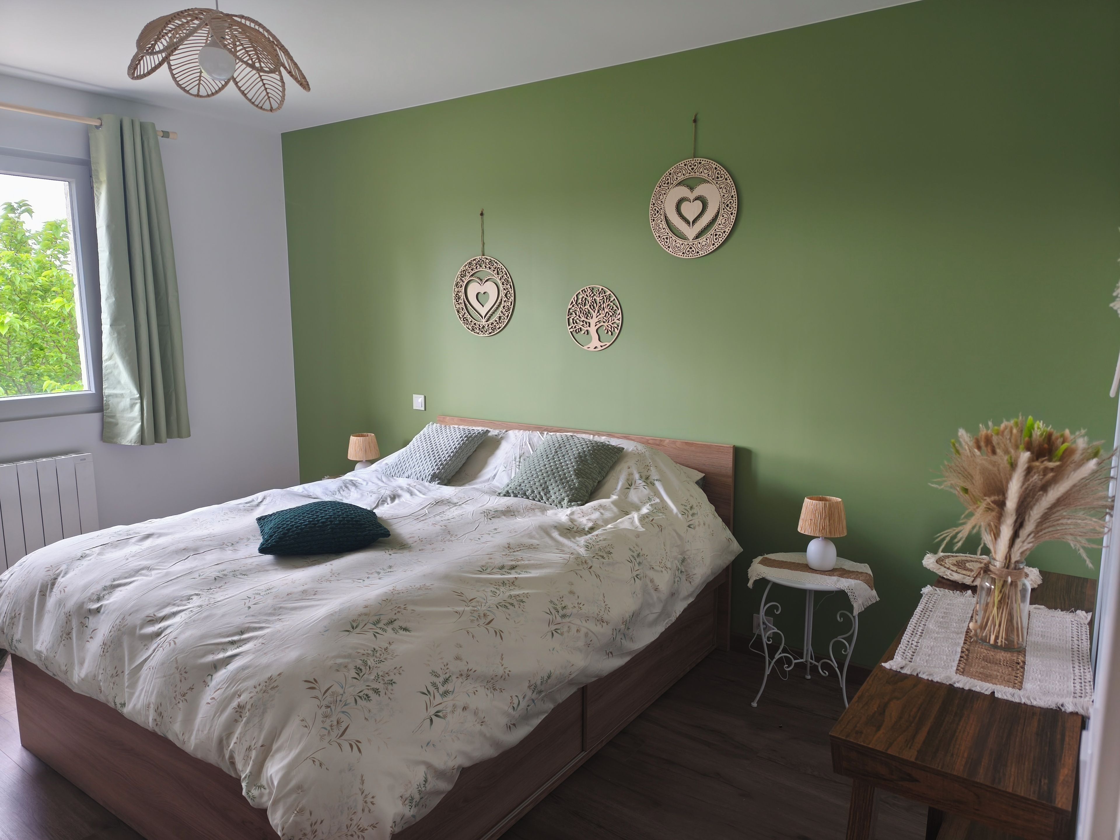 Una camera da letto con un letto, comodini e decorazioni alle pareti.