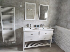 Bathroom - La Plume Blanche - Refuge idéal : piscine, détente et moments précieux (Mailhoc)