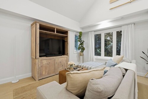 Beach 2BR plus Loft with Gym, BBQ & Putting Green