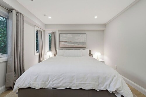 Beach 2BR plus Loft with Gym, BBQ & Putting Green