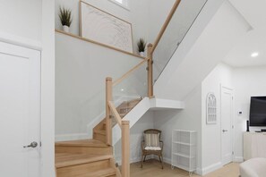 Eine Treppe mit Holzbalkonen und einem hellen Innenraum.