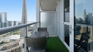 Outdoor dining - Amazing CN Tower View 2BR Condo - Downtown Toronto (Toronto)