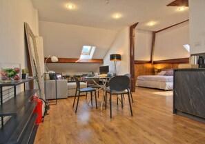 A modern loft-style room with a dining area, a bed, and a kitchen area. - Penthouse in the center of Santa Margherita Ligure, 5 minutes from the beach, Wi-Fi, parking (Santa Margherita Ligure)