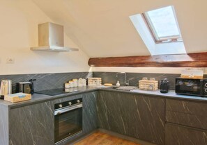 A modern kitchen with a built-in oven, a microwave, and a skylight. - Penthouse in the center of Santa Margherita Ligure, 5 minutes from the beach, Wi-Fi, parking (Santa Margherita Ligure)