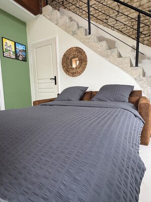 Tabla de planchar con plancha, wifi y ropa de cama