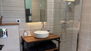 Dusche, Haartrockner, Handtücher, Seife