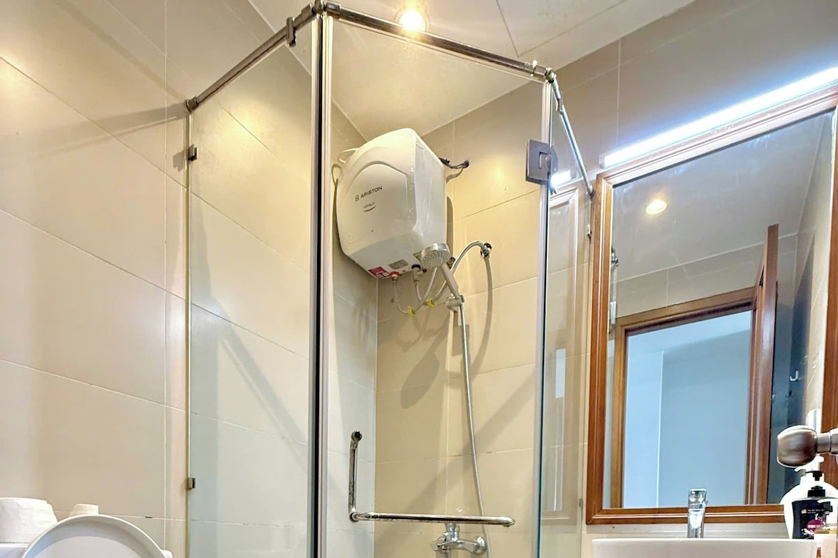Apartment, 2 Bedrooms | Bathroom | Shower, hair dryer, towels, shampoo