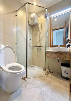 Apartment, 2 Bedrooms | Bathroom | Shower, hair dryer, towels, shampoo - COSY HOMESTAY  (Thanh pho Chi Minh)