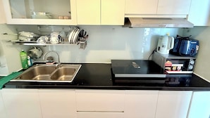 Kühlschrank, Mikrowelle, Herdplatte