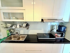 Fridge, microwave, stovetop - COSY HOMESTAY  (Thanh pho Chi Minh)