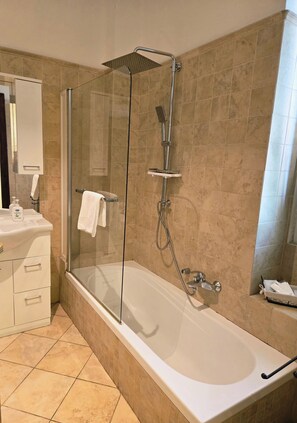 Asciugacapelli, bidet, asciugamani, sapone