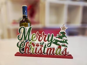 A festive Christmas decoration with a bottle and a tree. - Libertà Florence Apartment (Firenze)
