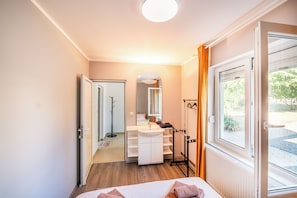 Bügeleisen/Bügelbrett, Reisekinderbett, kostenloses WLAN, Bettwäsche