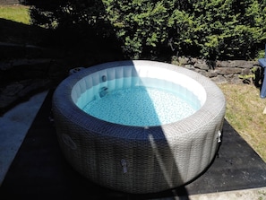 Outdoor spa tub - Forest 1-BR Suite w/Hot Tub, Playground & BBQ (Halfmoon Bay)