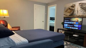 Room - Forest 1-BR Suite w/Hot Tub, Playground & BBQ (Halfmoon Bay)